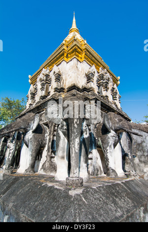 Antica Wat Chiang Man tempio con le statue di elefante, uno del landmark in Chiang Mai Thailandia Foto Stock