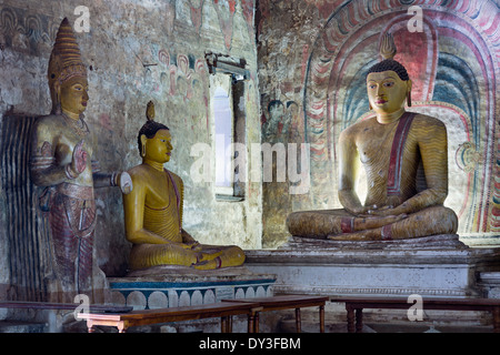 Dambulla, Sri Lanka, Sud Asia. Statue di Buddha nel tempio nella grotta II Foto Stock