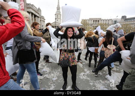 Londra, Regno Unito. 5 aprile 2014. Centinaia hanno preso parte al cuscino internazionale lotta giorno a Londra, Trafalgar Square Sabato 5 Aprile, 2014. Ci sono stati molti altri simili eventi in programma in tutto il mondo. Credito: Christopher Middleton/Alamy Live News Foto Stock