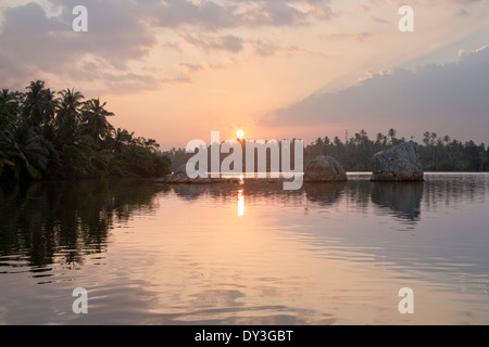 Koggala, sud della provincia, Sri Lanka, Sud Asia. Il lago di Koggala al tramonto Foto Stock