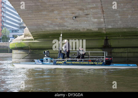 Londra, Regno Unito. 5 aprile 2014. Vista generale. Tideway settimana leader-up P Università Boat Race . La barca di supporto in fase di preparazione per la gara di domani. Posizione:- Fiume Tamigi, tra Putney (start) e Mortlake. Credito: Duncan Grove/Alamy Live News Foto Stock