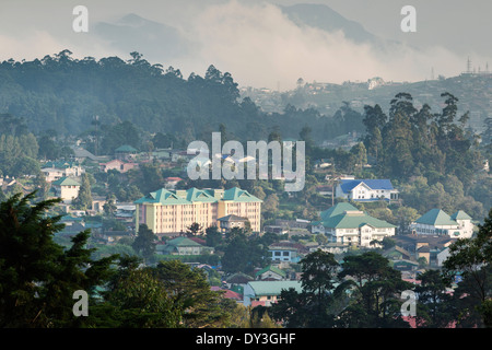 Nuwara Eliya, Highlands Centrali, Sri Lanka, Sud Asia. Vista in elevazione della città Foto Stock