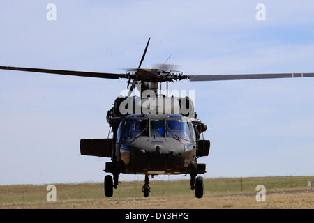 Commerce City, Colorado, Stati Uniti d'America - 5 aprile 2014. I membri di Boulder dei Vigili del fuoco e il Colorado National Guard 2° Battaglione, 135Supporto Generale di Brigata Aerea basata al di fuori del Buckley Air Force Base in Aurora, Colorado praticare la loro comunicazione e caduta della benna tecniche al Rocky Mountain Arsenal National Wildlife Refuge in preparazione per Colorado di incendio imminente stagione. Questo è il primo anno che i vigili del fuoco sulla terra sono in grado di comunicare con quelli in aria per coordinare la lotta antincendio sforzo. Credit: Ed Endicott/Alamy Live News Foto Stock