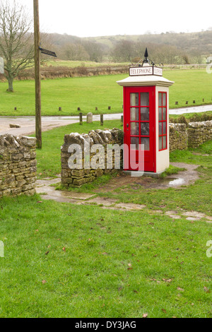 K1 nella casella Telefono, UK, al più presto il modello standard del Regno Unito telefono chiosco, il K1. Foto Stock