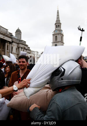 Londra, Regno Unito. 06 apr 2014. La gente a prendere parte a una lotta di cuscini tenutasi a Trafalgar Square nel centro di Londra, Gran Bretagna il 5 aprile 2014. Combattimenti a cuscino sono stati lanciati su Sabato in più di 100 città in tutto il mondo per segnare questo anno internazionale della lotta di cuscini giorno. Credito: Xinhua/Yin pista/Alamy Live News Foto Stock