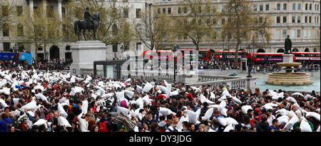 Londra, Regno Unito. 06 apr 2014. La gente a prendere parte a una lotta di cuscini tenutasi a Trafalgar Square nel centro di Londra, Gran Bretagna il 5 aprile 2014. Combattimenti a cuscino sono stati lanciati su Sabato in più di 100 città in tutto il mondo per segnare questo anno internazionale della lotta di cuscini giorno. Credito: Xinhua/Yin pista/Alamy Live News Foto Stock