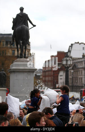 Londra, Regno Unito. 06 apr 2014. La gente a prendere parte a una lotta di cuscini tenutasi a Trafalgar Square nel centro di Londra, Gran Bretagna il 5 aprile 2014. Combattimenti a cuscino sono stati lanciati su Sabato in più di 100 città in tutto il mondo per segnare questo anno internazionale della lotta di cuscini giorno. Credito: Xinhua/Yin pista/Alamy Live News Foto Stock