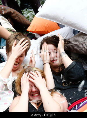 Londra, Regno Unito. 06 apr 2014. Le ragazze dodge cuscini durante un cuscino lotta tenutasi a Trafalgar Square nel centro di Londra, Gran Bretagna il 5 aprile 2014. Combattimenti a cuscino sono stati lanciati su Sabato in più di 100 città in tutto il mondo per segnare questo anno internazionale della lotta di cuscini giorno. Credito: Xinhua/Yin pista/Alamy Live News Foto Stock