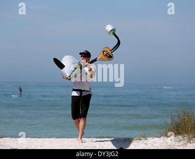 Dunedin, Florida. 05 apr 2014. OC1 paddler Jean Raas, di Clearwater, foglie honeymoon island Parco sate in Dunedin con la sua barca dopo la concorrenza del morso di squalo sfida distanza gare il sabato (4/5/14) ( Credito: Douglas R. Clifford/Tampa Bay volte/ZUMAPRESS.com/Alamy Live News Foto Stock