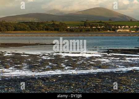 Guardando ad est attraverso il Menai Straits di Snowdonia, da Anglesey, Galles del Nord, Regno Unito. Foto Stock