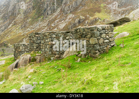 Quattro anti-serbatoio di cubetti in pietra locale di Nant Francon Pass, Ogwen Cottage, Gwynedd, Wales, Regno Unito. Foto Stock