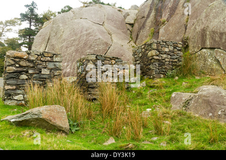 Tre anti-serbatoio di cubetti in pietra locale di Nant Francon Pass, Ogwen Cottage, Gwynedd, Wales, Regno Unito. Foto Stock