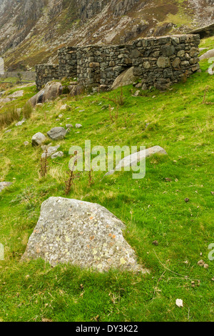 Quattro anti-serbatoio di cubetti in pietra locale di Nant Francon Pass, Ogwen Cottage, Gwynedd, Wales, Regno Unito Foto Stock