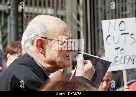 Londra, Regno Unito. 05 apr 2014. I dimostranti protestano contro la tassa da camera a Londra. Credito: Sebastian Remme/Alamy Live News Foto Stock