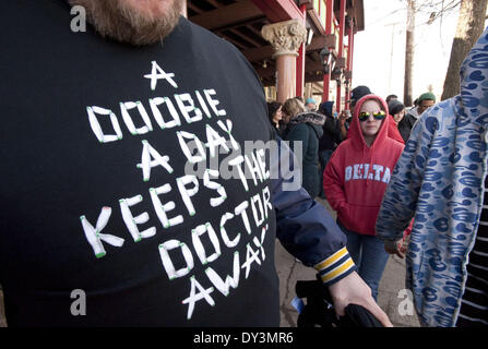 Ann Arbor, MI, Stati Uniti d'America. 5 apr, 2014. T-shirts sono stati venduti durante la Monroe Street Fair, come parte della XLIII annuale di Ann Arbor Hash Bash il 5 aprile 2014. Credito: Mark Bialek/ZUMAPRESS.com/Alamy Live News Foto Stock