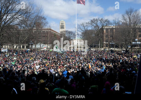 Ann Arbor, MI, Stati Uniti d'America. 5 apr, 2014. Migliaia di persone si riuniscono presso le Università del Michigan campus per la XLIII annuale di Ann Arbor Hash Bash il 5 aprile 2014. Credito: Mark Bialek/ZUMAPRESS.com/Alamy Live News Foto Stock