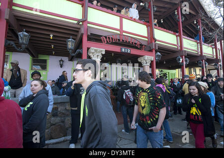 Ann Arbor, MI, Stati Uniti d'America. 5 apr, 2014. La gente a piedi passato Dominicks ristorante durante la Monroe Street Fair, come parte del 2014 Ann Arbor Hash Bash. Credito: Mark Bialek/ZUMAPRESS.com/Alamy Live News Foto Stock