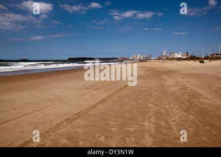 Tracce di pneumatici sulla spiaggia a Durban in Sud Africa Foto Stock