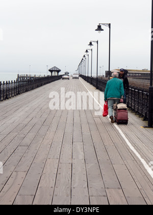 Ryde pier, Ryde, Isola di Wight. Le auto possono viaggiare lungo il molo per un pedaggio per raggiungere il terminal del traghetto al molo di testa. Foto Stock