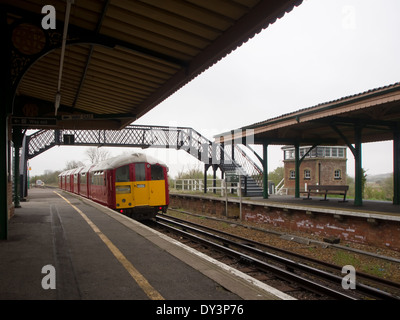 Un'isola la linea treno alla stazione di Brading sull'Isola di Wight, Isola di riga corre vecchio 1938 Northern line materiale rotabile. Foto Stock