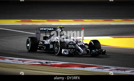 Manama, Bahrain. 06 apr 2014. Mercedes Nico Rosberg rigidi durante la sessione di qualifiche della Formula Uno Gran Premio del Bahrain a Manama, Bahrein, il 5 aprile 2014. Rosberg ha preso la pole position con 1 minuto e 33.185 secondi. Credito: Xinhua/Alamy Live News Foto Stock