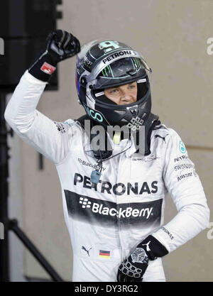 Manama, Bahrain. 06 apr 2014. Mercedes Nico Rosberg festeggia dopo la sessione di qualifiche della Formula Uno Gran Premio del Bahrain a Manama, Bahrein, il 5 aprile 2014. Rosberg ha preso la pole position con 1 minuto e 33.185 secondi. Credito: Xinhua/Alamy Live News Foto Stock