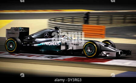 Manama, Bahrain. 06 apr 2014. Di Mercedes Lewis Hamilton rigidi durante la sessione di qualifiche della Formula Uno Gran Premio del Bahrain a Manama, Bahrein, il 5 aprile 2014. Credito: Xinhua/Alamy Live News Foto Stock