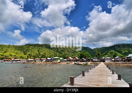 Il villaggio di Komodo dalla seconda pier Foto Stock