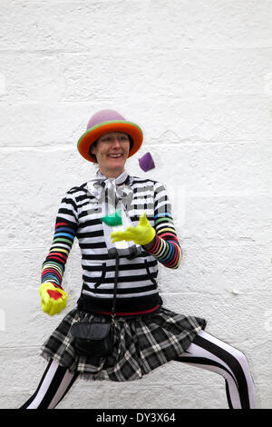 Clown femminile, intrattenitore ad Arbroath, Scozia, Regno Unito 5th Aprile 2014. Il professionista "Candy Clown" di Dundee, membro del "Circus Scotland", è un interprete dell'evento scozzese "Homeccoming" tenutosi all'Abbazia di Arboath il giorno scozzese del tartan. Un'attrazione finanziata dal governo scozzese per promuovere l'attrazione turistica nell'anno del voto dell'Indipendenza. Il giorno del tartan commemora la firma della Dichiarazione di Arbroath il 6th aprile 1320. Foto Stock