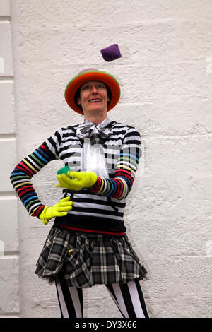 Clown femminile, intrattenitore ad Arbroath, Scozia, Regno Unito 5th Aprile 2014. Il professionista "Candy Clown" di Dundee, membro del "Circus Scotland", è un interprete dell'evento scozzese "Homeccoming" tenutosi all'Abbazia di Arboath il giorno scozzese del tartan. Un'attrazione finanziata dal governo scozzese per promuovere l'attrazione turistica nell'anno del voto dell'Indipendenza. Il giorno del tartan commemora la firma della Dichiarazione di Arbroath il 6th aprile 1320. Foto Stock