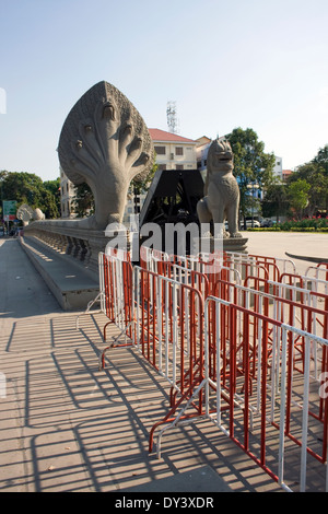 Barricate della polizia sono memorizzati su Naga ponte vicino Parco Freedom in Phnom Penh Cambogia. Foto Stock