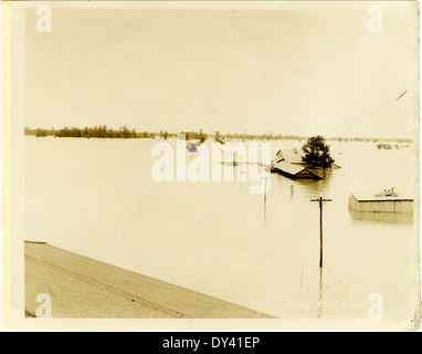 Una vista panoramica del centro di Jackson, Mississippi, scattata intorno al 1914. L'immagine mostra l'architettura, l'attività di strada e lo sviluppo della città all'inizio del XX secolo durante un periodo di crescita significativa. Foto Stock