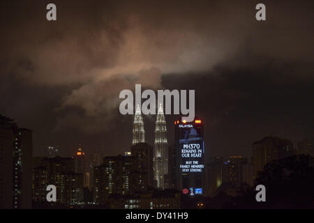 Kuala Lumpur, Malesia. 5 apr, 2014. Un grande segno L.E.D circa ricordando la Malaysia Airlines MH370 è stato visto presso il palazzo di Putra World Trade Center (PWTC) a Kuala Lumpur il 5 Aprile 2014.A US Navy " scatola nera " rilevatore fatto suo molto atteso il debutto nella caccia oceaniche per il volo MH370 Il 4 aprile, ma l'Australia di ricerca del capo ha avvertito che era tempo di crunch con la casella di impostazione di segnale a scadere. Credito: Fazry Ismail/NurPhoto/ZUMAPRESS.com/Alamy Live News Foto Stock