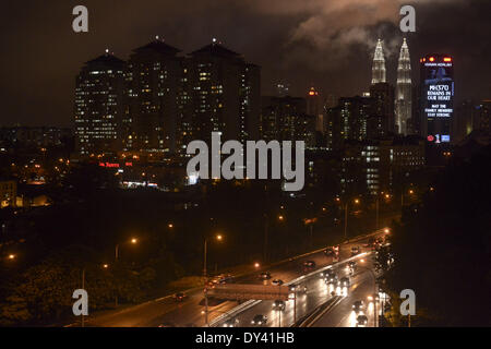 Kuala Lumpur, Malesia. 5 apr, 2014. Un grande segno L.E.D circa ricordando la Malaysia Airlines MH370 è stato visto presso il palazzo di Putra World Trade Center (PWTC) a Kuala Lumpur il 5 Aprile 2014.A US Navy " scatola nera " rilevatore fatto suo molto atteso il debutto nella caccia oceaniche per il volo MH370 Il 4 aprile, ma l'Australia di ricerca del capo ha avvertito che era tempo di crunch con la casella di impostazione di segnale a scadere. Credito: Fazry Ismail/NurPhoto/ZUMAPRESS.com/Alamy Live News Foto Stock