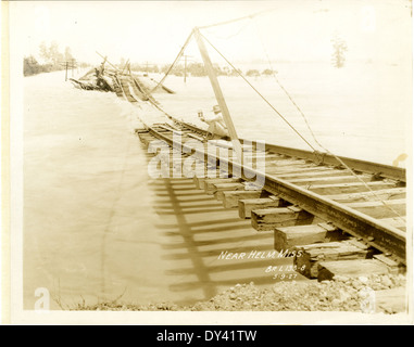Questa immagine panoramica mostra il centro di Jackson, Mississippi, intorno al 1914, catturando l'architettura e il paesaggio urbano della città durante i primi anni del XX secolo. La foto fornisce una visione storica dello sviluppo della città e delle sue strutture commerciali e civiche. Foto Stock