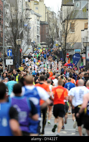 I corridori testa attraverso il centro della città come migliaia di prendere parte alla maratona di Brighton oggi Foto Stock