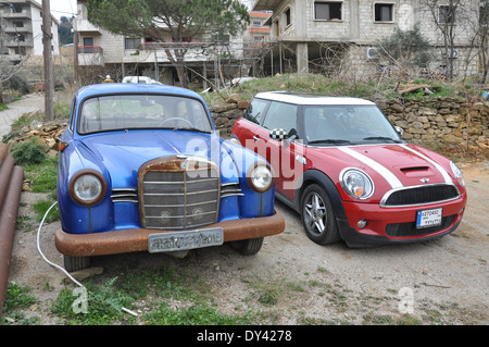Mercedes Benz c180 accanto alla nuova BMW mini nel villaggio fuori Beirut, Libano Foto Stock