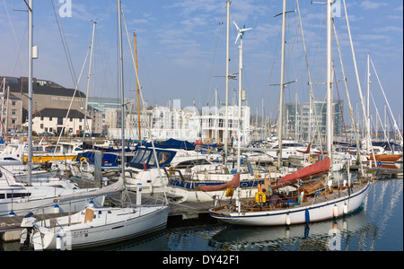 Difficoltà barche ormeggiate presso il Barbican Centre Marina in una bella giornata di sole su Marzo 02, 2012 a Plymouth, Devon, Regno Unito. Foto Stock