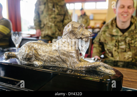 Regimental argenteria del Royal Irish Regiment con il loro Irish Wolfhound mascotte, Brian Boru Foto Stock