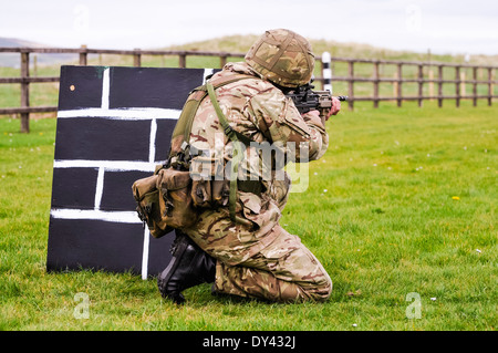Un soldato dell'Esercito britannico treni su un militare di tiro con un fucile da assalto Foto Stock
