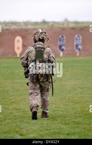 Magilligan, Irlanda del Nord. 5 apr 2014 - un soldato cammina verso gli obiettivi su un poligono di tiro Foto Stock