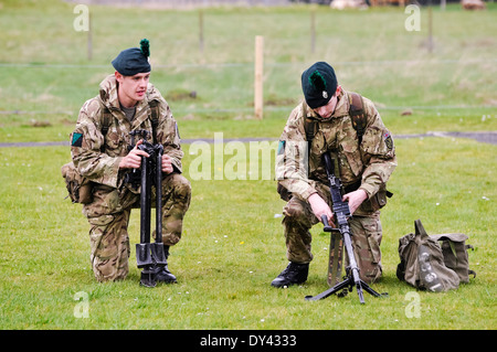 Due soldati dal 2 Batt Royal Irish Regiment impostare un obiettivo generale di mitragliatrice GPMG () Foto Stock