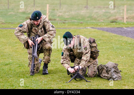 Due soldati dal 2 Batt Royal Irish Regiment impostare un obiettivo generale di mitragliatrice GPMG () Foto Stock