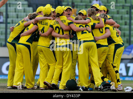 Dacca in Bangladesh. 6 apr, 2014. Il la squadra australiana del grillo festeggia dopo la vittoria del 2014 donne ICC Champions finale di partita di cricket contro l'Inghilterra a Sher-e-Bangla National Stadium di Dhaka, Bangladesh, Aprile 6, 2014. L Australia ha vinto da 6 wickets. Credito: Shariful Islam/Xinhua/Alamy Live News Foto Stock