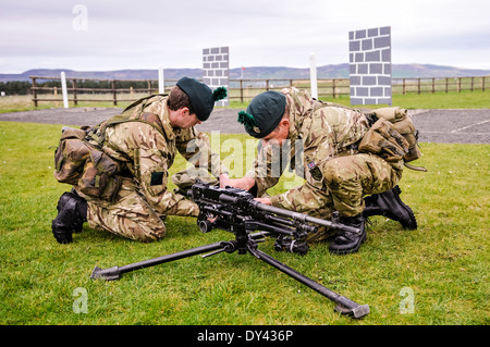 Due soldati dal 2 Batt Royal Irish Regiment impostare un obiettivo generale di mitragliatrice GPMG () Foto Stock