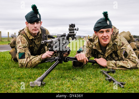 Due soldati dal 2 Batt Royal Irish Regiment con una macchina per usi generici pistola (GPMG) Foto Stock