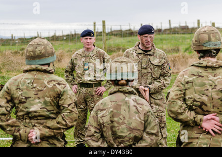Caporale dal Royal Artillery fornisce le istruzioni per i suoi soldati Foto Stock