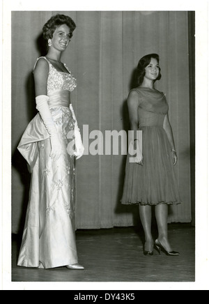 Questa immagine panoramica mostra l'area del centro di Jackson, Mississippi, intorno al 1914. L'immagine cattura lo sviluppo urbano della città durante l'inizio del XX secolo, mostrando edifici, strade e la vivace vita cittadina. Foto Stock