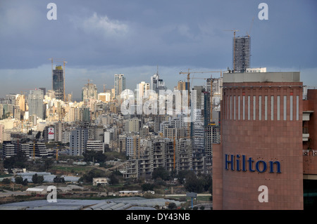 Una vista di Beyrouth in Libano oltre l'Hilton Habtoor Grand Hotel Foto Stock