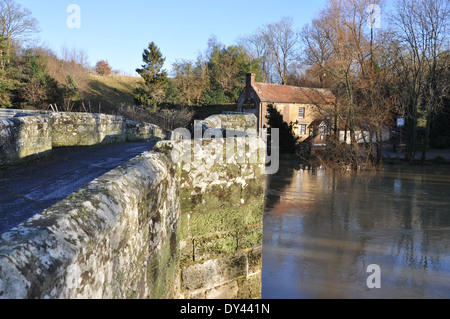 Il White Hart, un paese di lingua inglese pub visto dall antico ponte Stopham a Pulborough West Sussex, Regno Unito Foto Stock